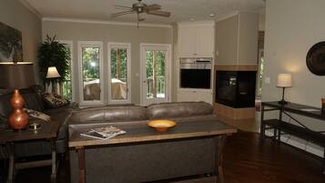 智能電視、壁爐、DVD 播放機、書籍