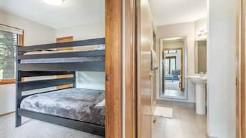 3 bedrooms, free WiFi, bed sheets