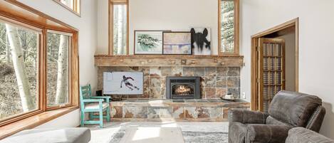 Smart TV, chimenea, videojuegos y reproductor de DVD