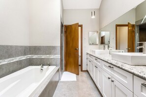 Combined shower/tub, towels, soap, toilet paper - Beautiful mountain home (Vail)
