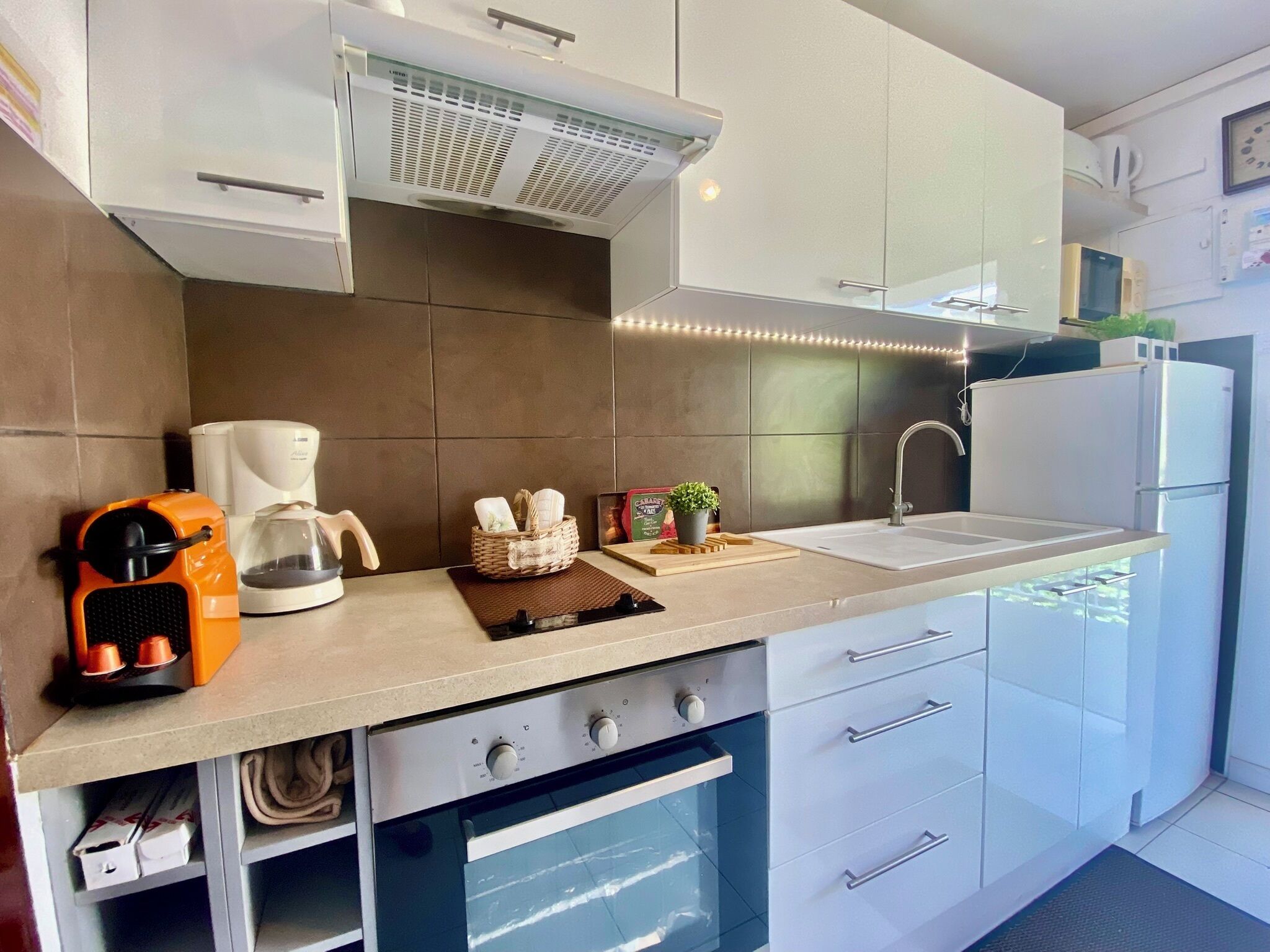 Kylskåp, mikrovågsugn, ugn och spishäll