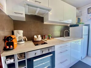 Réfrigérateur, micro-ondes, four, plaque de cuisson