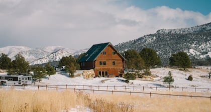 Luxurious, secluded log cabin. Mountain views. Sauna, hot tub. 3 primary suites.