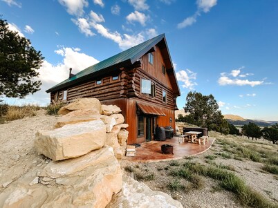 Luxurious, secluded log cabin. Mountain views. Sauna, hot tub. 3 primary suites.