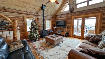 Smart-tv, een open haard, een dvd-speler en boeken