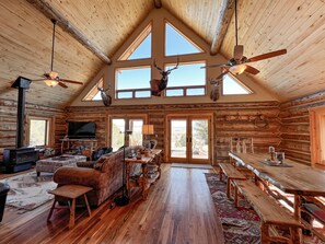 Smart TV, fireplace, DVD player, books - Luxurious, secluded log cabin. Mountain views. Sauna, hot tub. 3 primary suites. (Mancos)