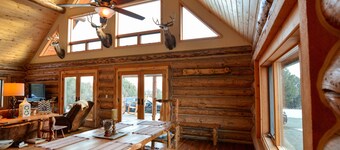 Luxurious, secluded log cabin. Mountain views. Sauna, hot tub. 3 primary suites.