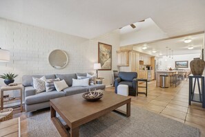 Een flatscreentelevisie, een open haard, een dvd-speler en boeken