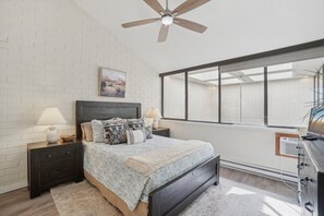 3 slaapkamers, een strijkplank/strijkijzer, wifi, beddengoed