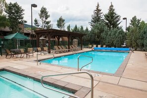 Een buitenzwembad, een verwarmd zwembad