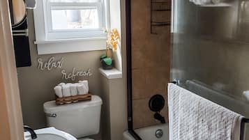 Combined shower/tub, hair dryer, towels