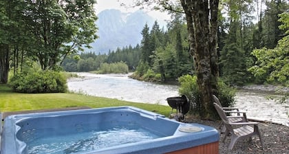 Kaunis Riverfront Getaway Cascade Mountains