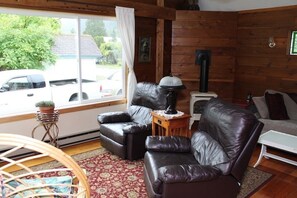 تلفزيون ذكي، مدفأة، مشغل دي في دي، كُتُب