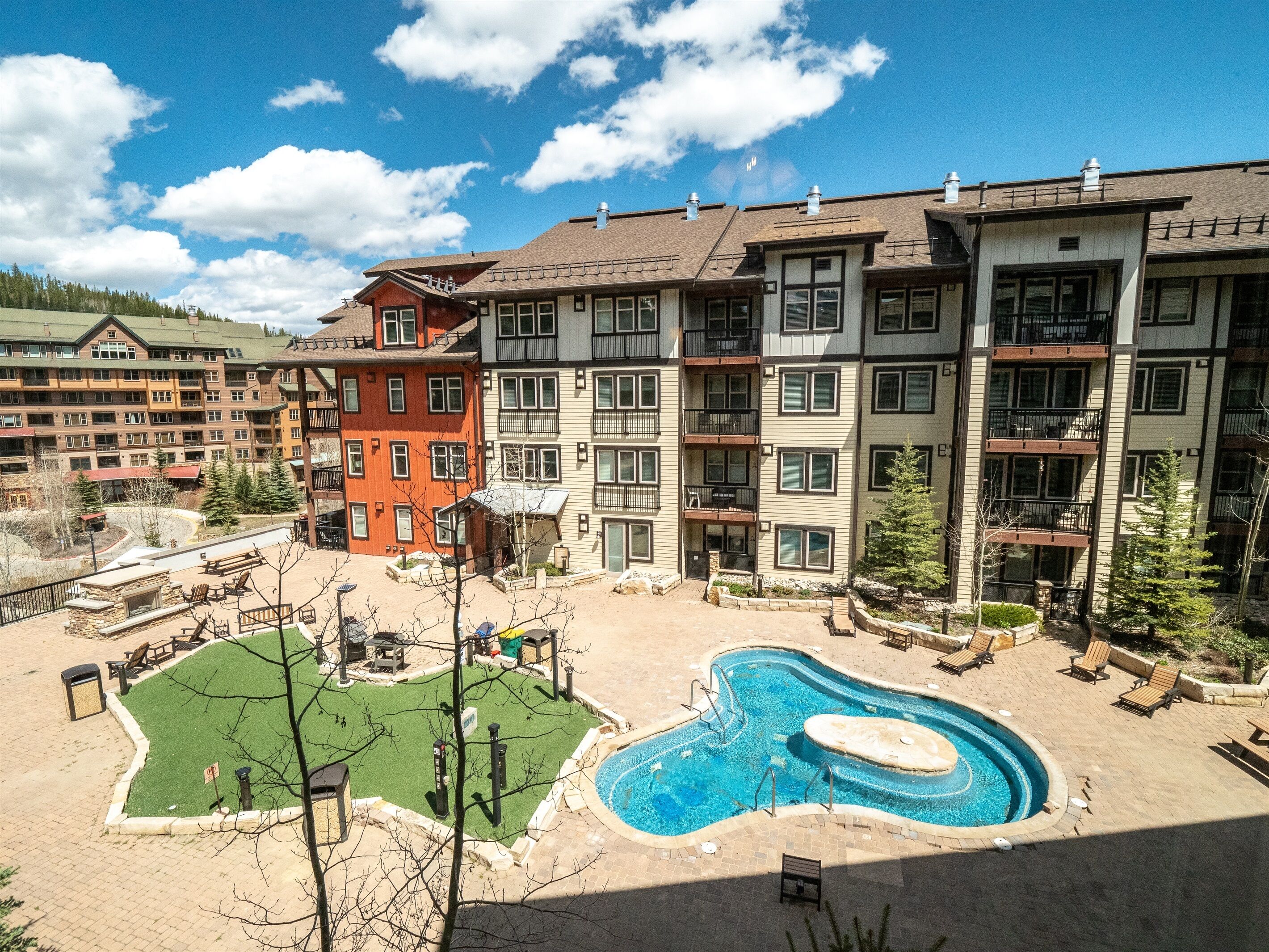 Walk to Slopes, Newer Unit, Biggest Hot Tub, Great Views !!