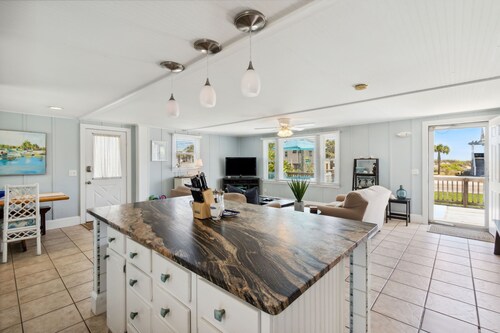 Quintessential Beach Cottage, STEPS From The Ocean, & WE LOVE PETS!   