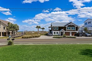 A residential area with houses, a clear sky, and a beach in the background. - Quintessential Beach Cottage, STEPS From The Ocean, & WE LOVE PETS!    (Fernandina Beach)