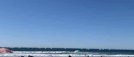 Beach nearby, sun loungers, beach towels