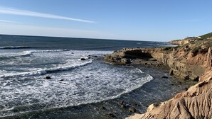 A coastal landscape with rocky cliffs and waves. - 2 BR on Jersey Ct Just Steps to The Beach (San Diego)