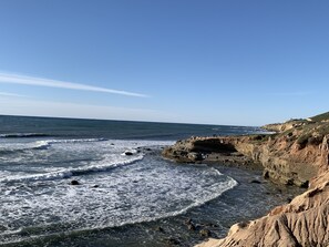 Una spiaggia nelle vicinanze, lettini da mare, teli da spiaggia