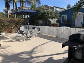 Outdoor dining - 2 BR on Jersey Ct Just Steps to The Beach (San Diego)