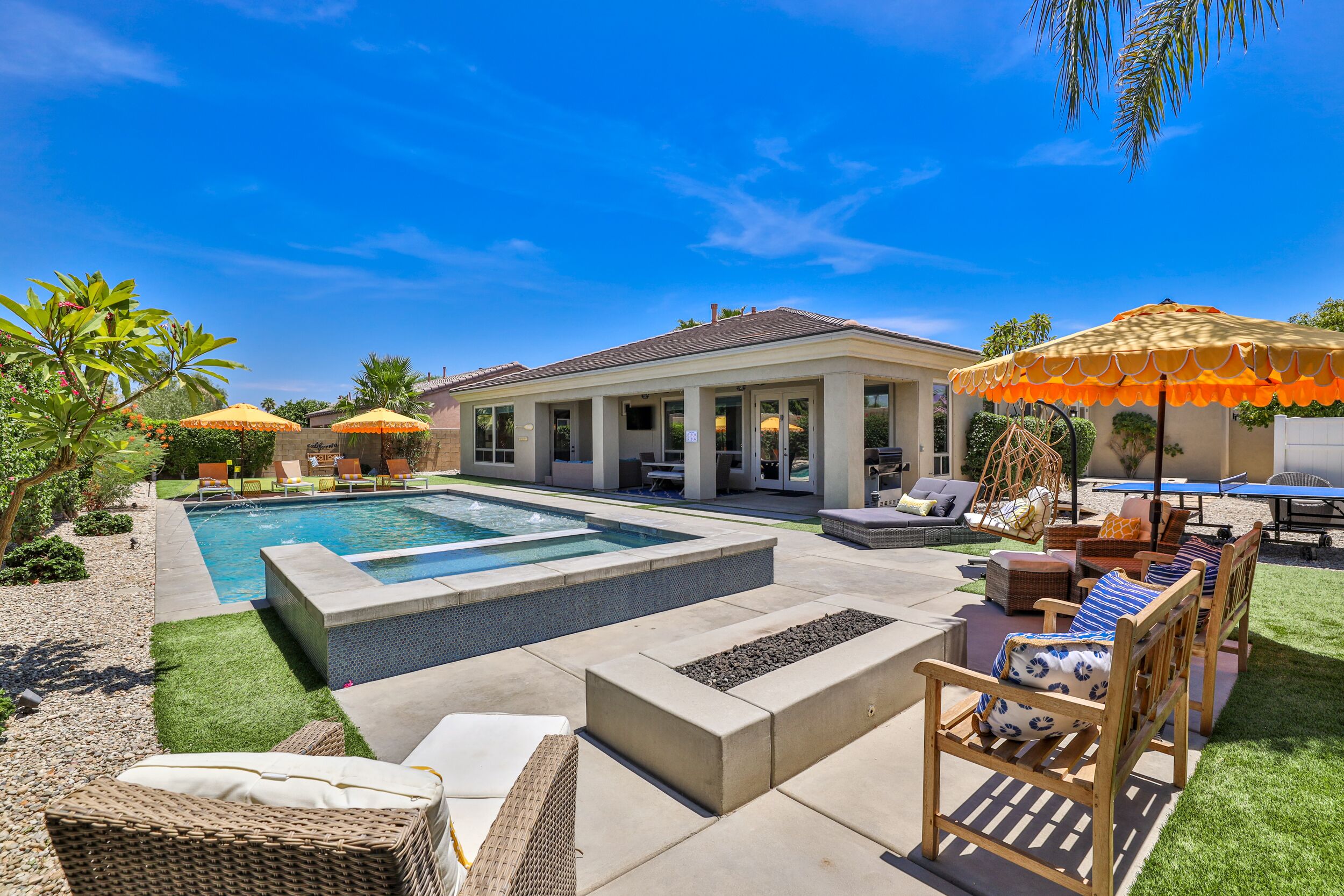 Alberca al aire libre y alberca climatizada