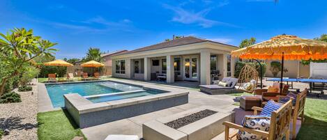 Een buitenzwembad, een verwarmd zwembad