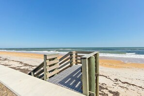 På stranden