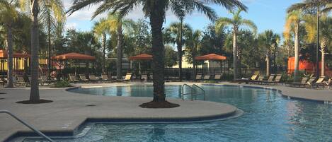 Una piscina al aire libre