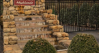 Relaxing 'Riverdance' Log Cabin is 2.7 miles from Tryon Equestrian Resort