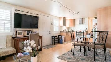 Smart TV, chimenea y libros