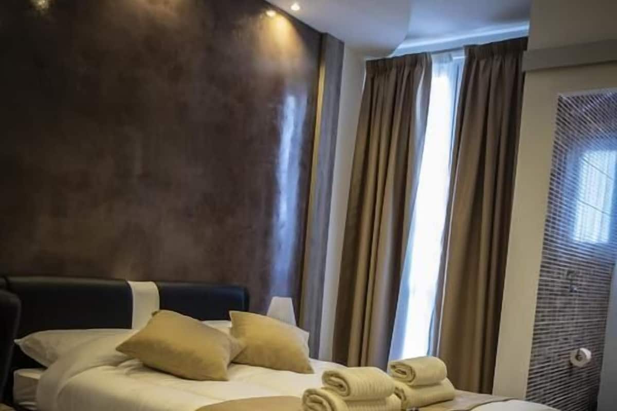 Literie de qualité supérieure, matelas mémoire de forme, minibar