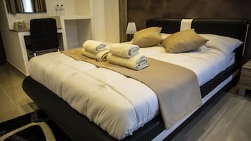 Kamar Single Deluks | Seprai premium, busa memori, minibar, dan brankas