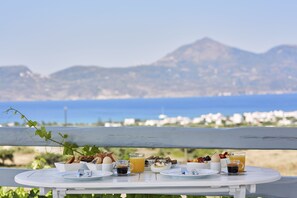 In-room dining - Iliana Olive Branch (Milos)