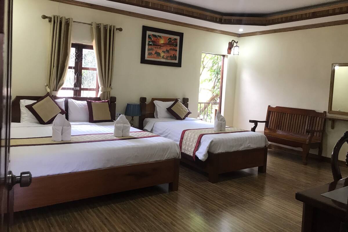 Junior Triple Room, 1 Bedroom, Balcony, City View | Gebar bulu kapas, busa memori, bar mini, peti besi dalam bilik 