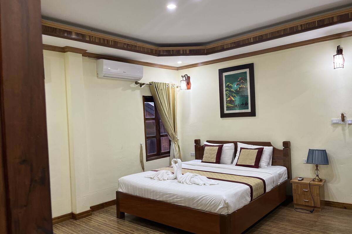 Deluxe Double Room, 1 Katil Raja (King), City View, Corner | Gebar bulu kapas, busa memori, bar mini, peti besi dalam bilik 