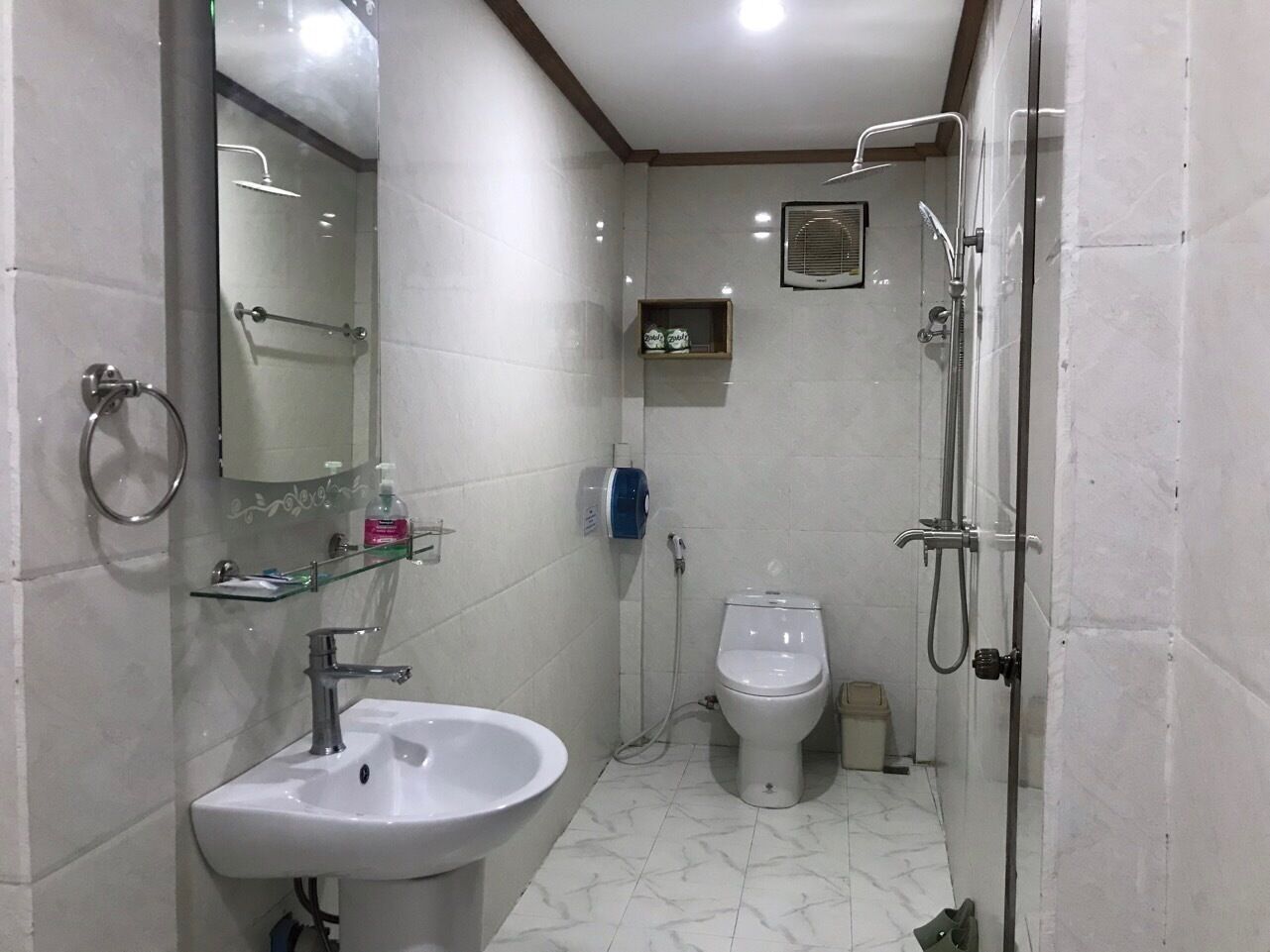 deluxe twin room, multiple beds, non smoking, city view | bathroom | shower, free toiletries, slippers, towels