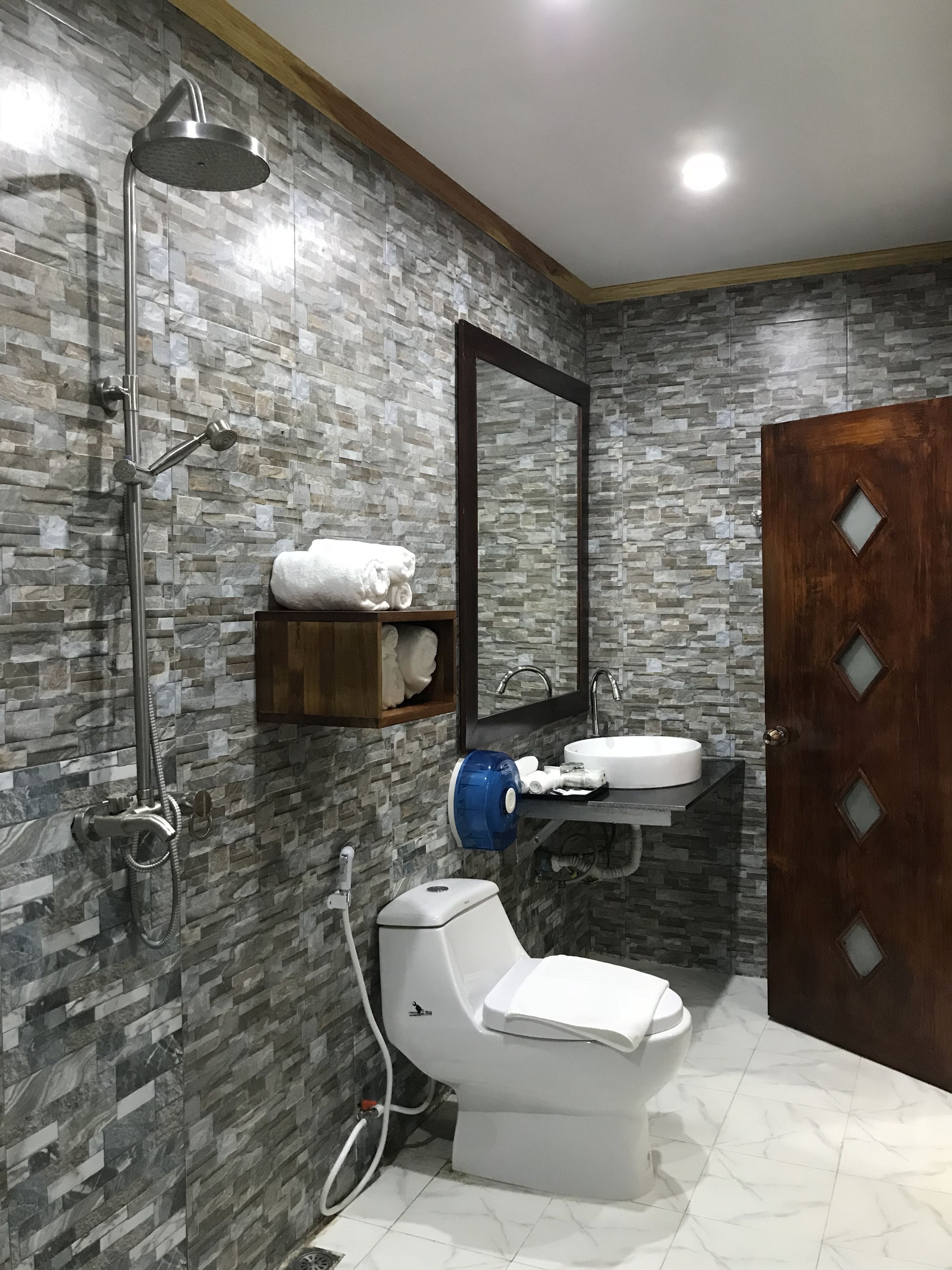 basic quadruple room, 2 queen beds, non smoking | bathroom sink