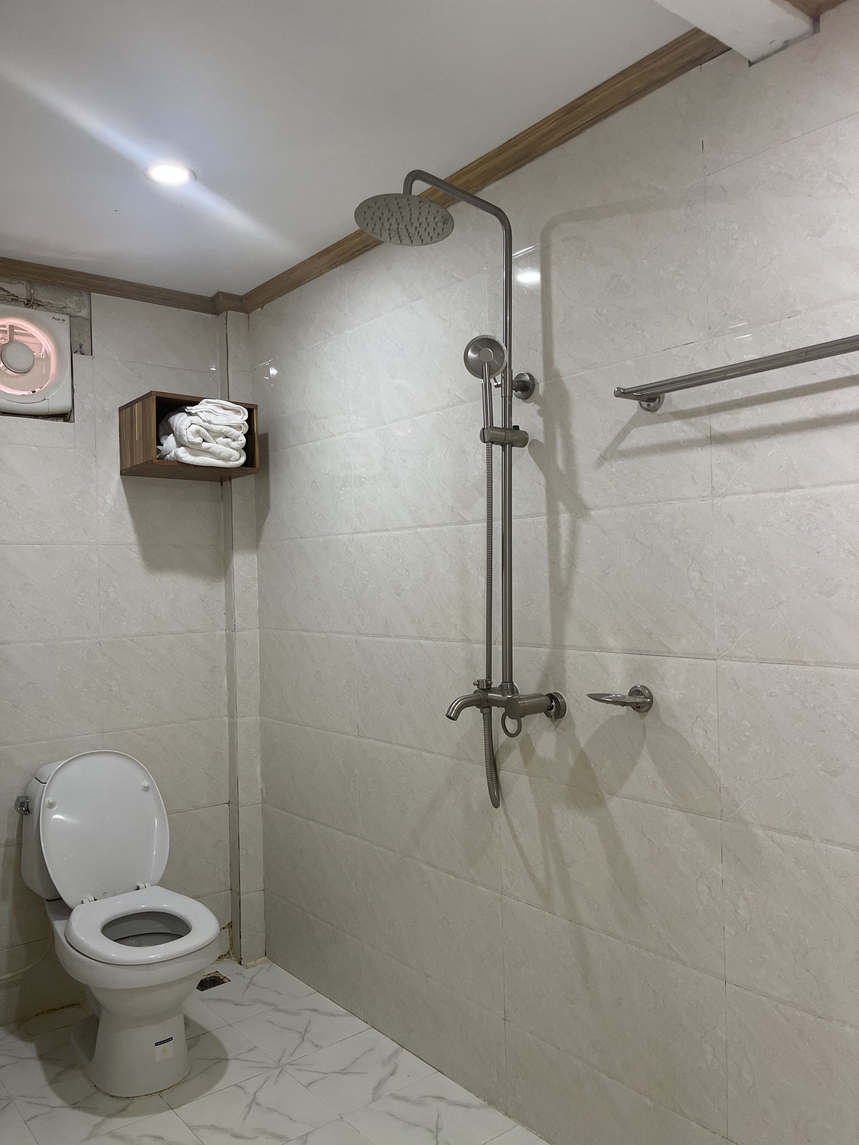 standard room, 1 bedroom, refrigerator | bathroom | shower, free toiletries, slippers, towels