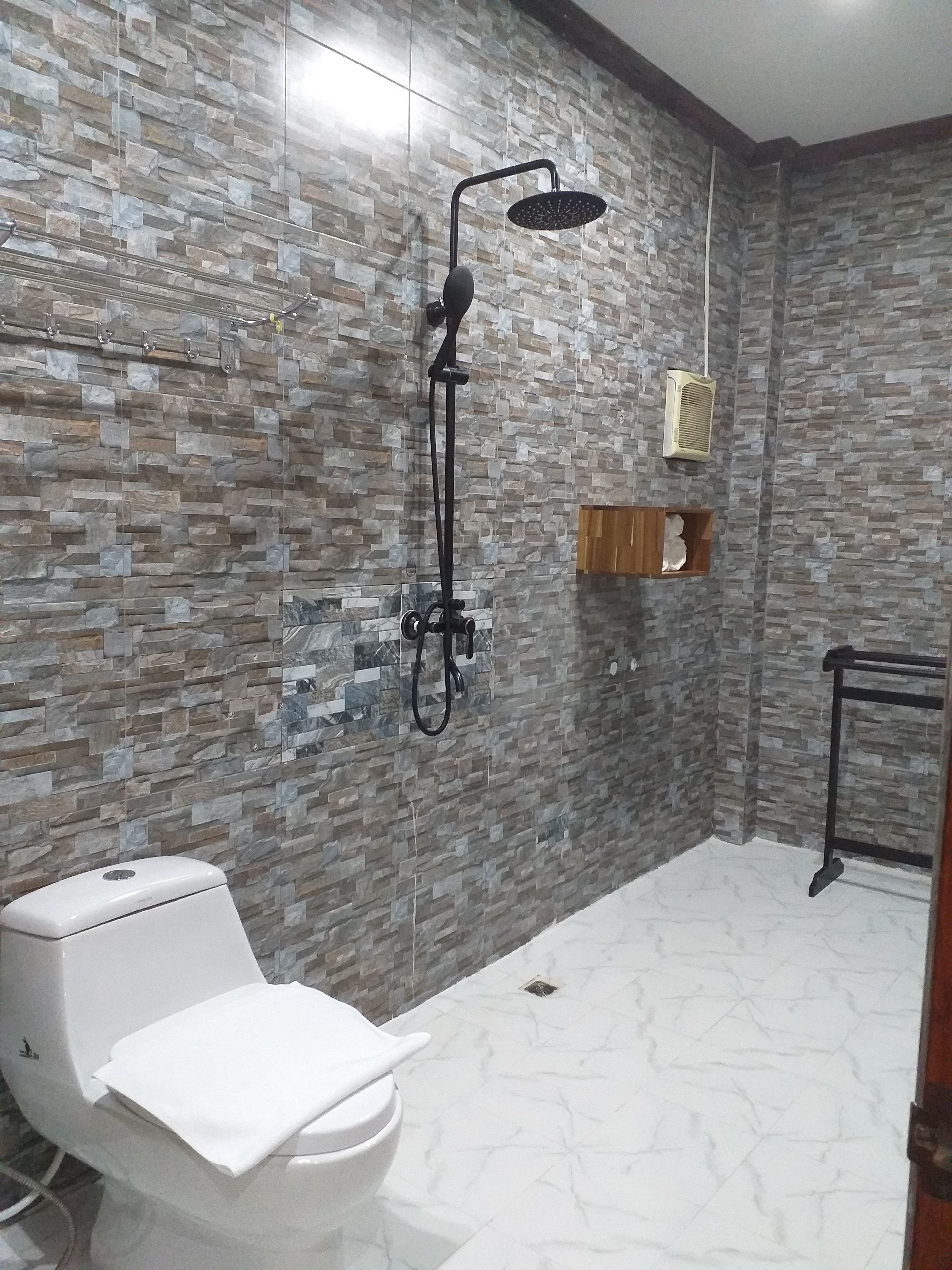 shower, free toiletries, slippers, towels