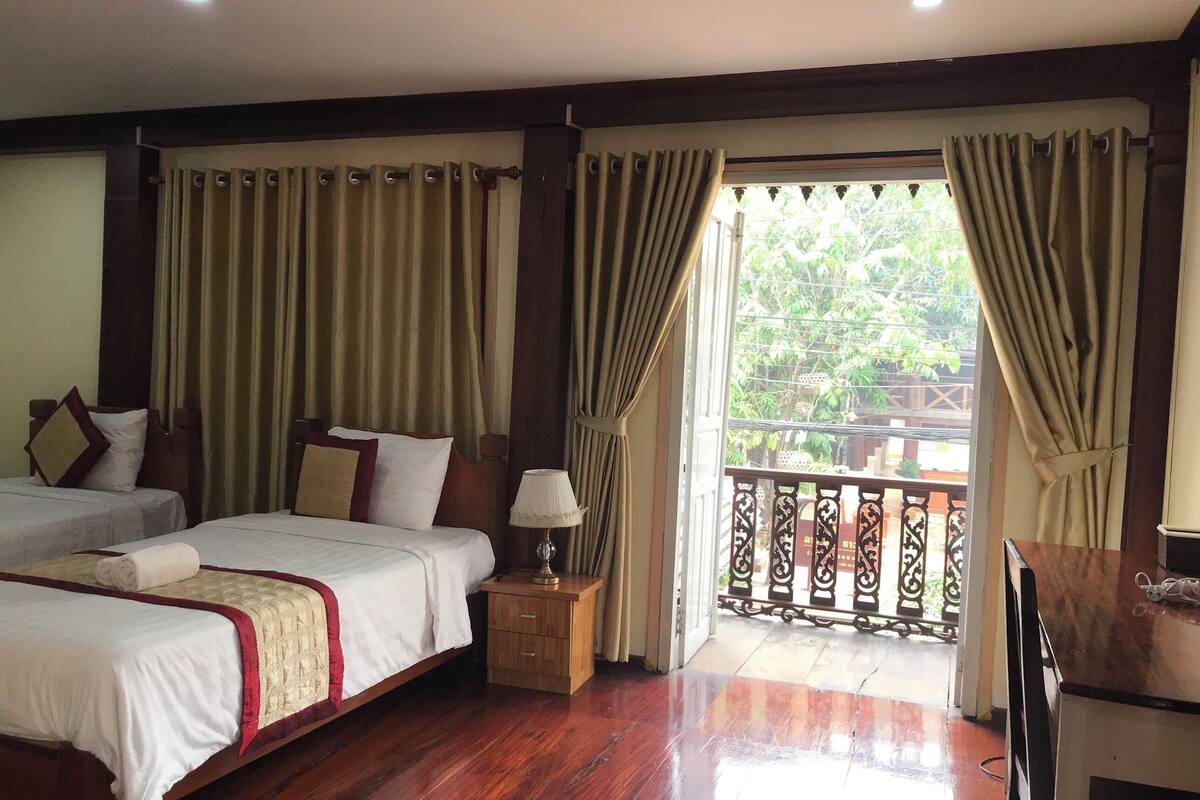 Deluxe Twin Room, Berbilang Katil, Non Smoking, City View | Gebar bulu kapas, busa memori, bar mini, peti besi dalam bilik 