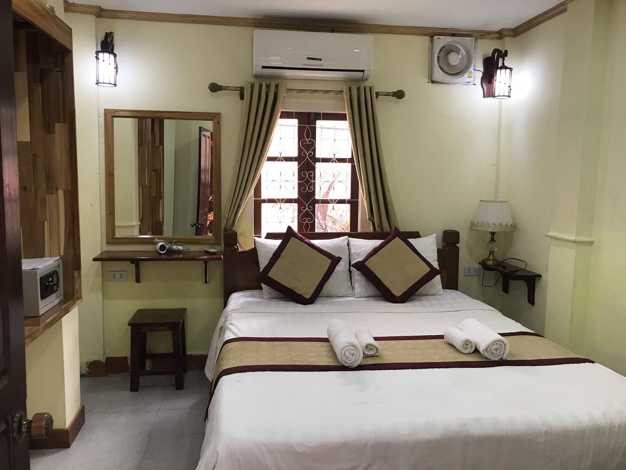 standard room, 1 bedroom, refrigerator | 1 bedroom, down duvets, memory-foam beds, minibar