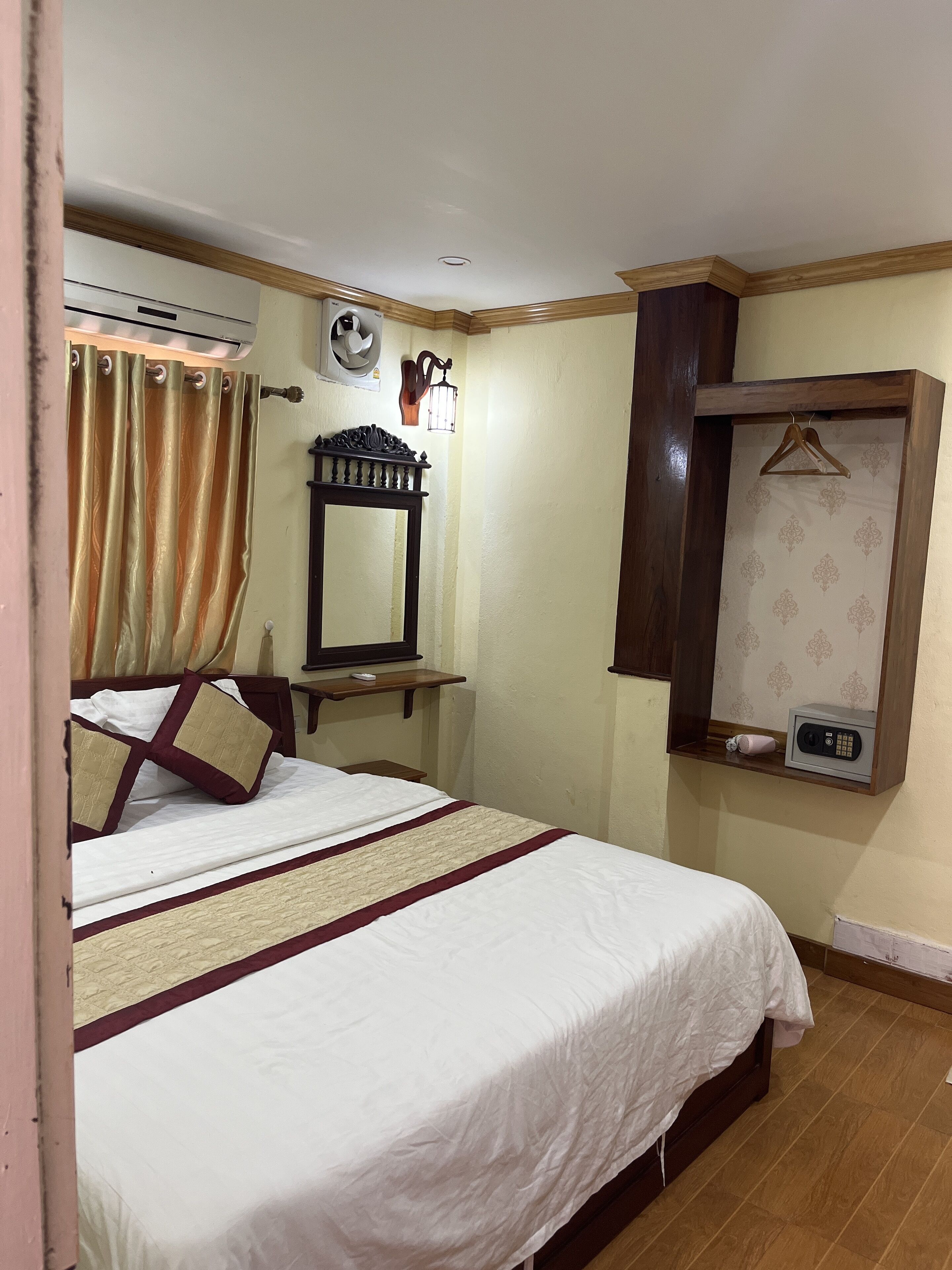 standard room, 1 bedroom, refrigerator | 1 bedroom, down duvets, memory-foam beds, minibar