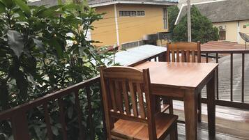 Junior-Dreibettzimmer, 1 Schlafzimmer, Balkon, Stadtblick | Zimmerausstattung