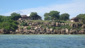 A coastal area with houses on a rocky cliff overlooking the sea. - Emeraude lodge (Antsiranana)