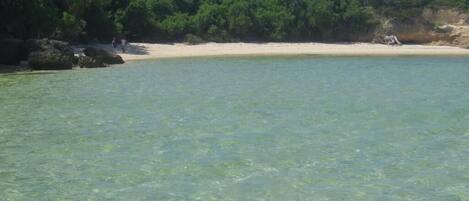 Plage privée, sable blanc, serviettes de plage, plongée sous-marine