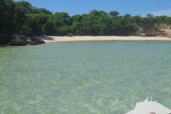 Private beach, white sand, beach towels, scuba diving