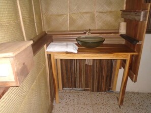 Exclusive-Bungalow, 1 Doppelbett, Meerblick | Waschbecken im Bad