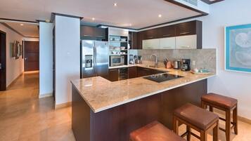 Lemari es, microwave, kompor, dan mesin pencuci piring