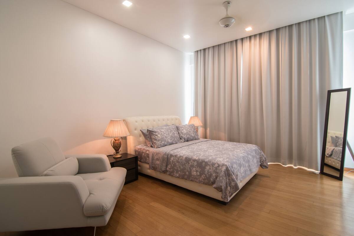 Suite, 3 habitaciones | Caja de seguridad en la habitación y escritorio