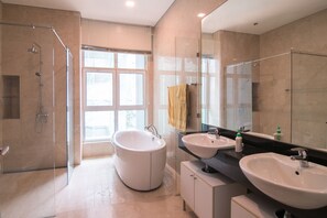 Suite, 3 Bedrooms | Deep soaking bathtub - Apex Pearl Suilt (Kuala Lumpur)